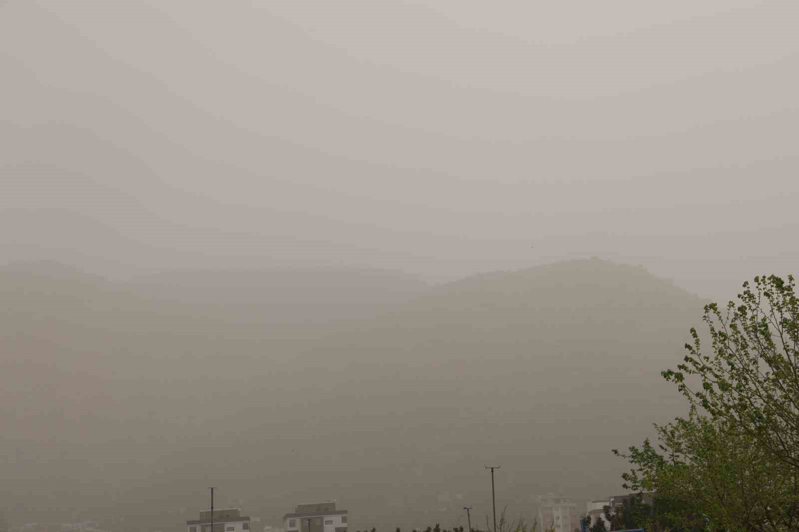 Kozan&rsquo;da &ccedil;&ouml;l tozu etkili oldu, sağanakla birlikte &ccedil;amur yağdı
