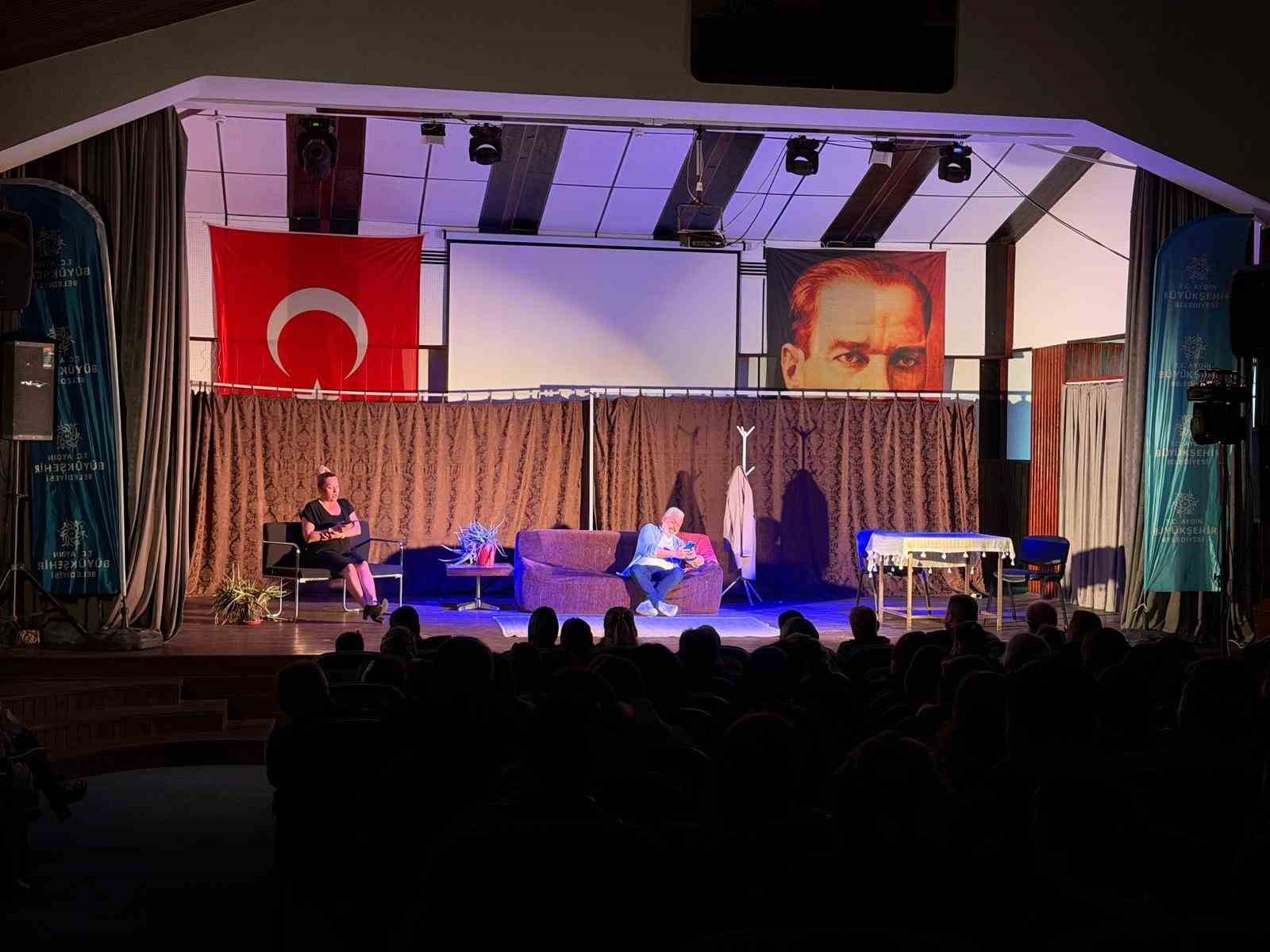 Karacasu&rsquo;da &rsquo;İyi Delirdik&rsquo; tiyatro oyunu vatandaşlarla buluştu
