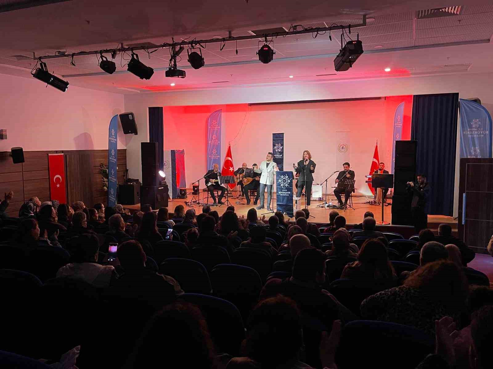 Anadolu ezgileri İncirliova&rsquo;da g&ouml;n&uuml;llere dokundu
