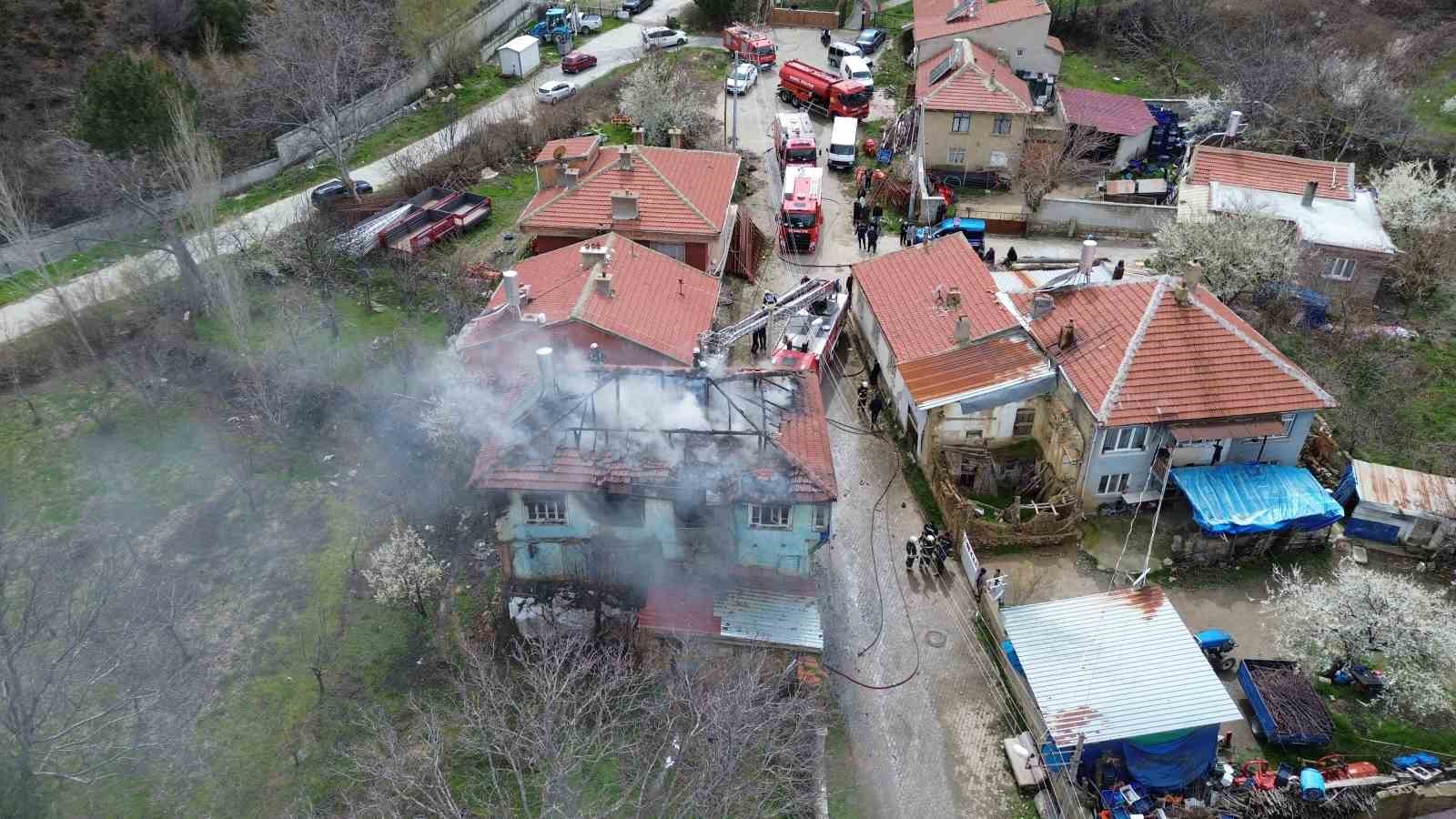 Sobadan &ccedil;ıkan yangın evi kullanılamaz hale getirdi

