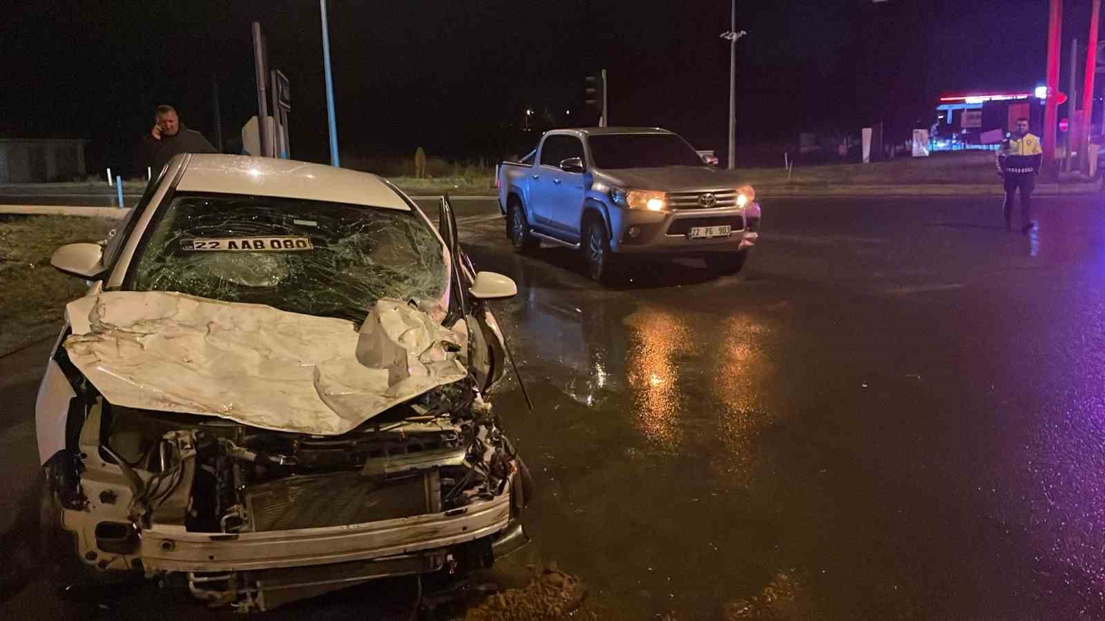 İpsala&rsquo;da tır, otomobil ve kamyonet ile &ccedil;arpıştı: 1 yaralı
