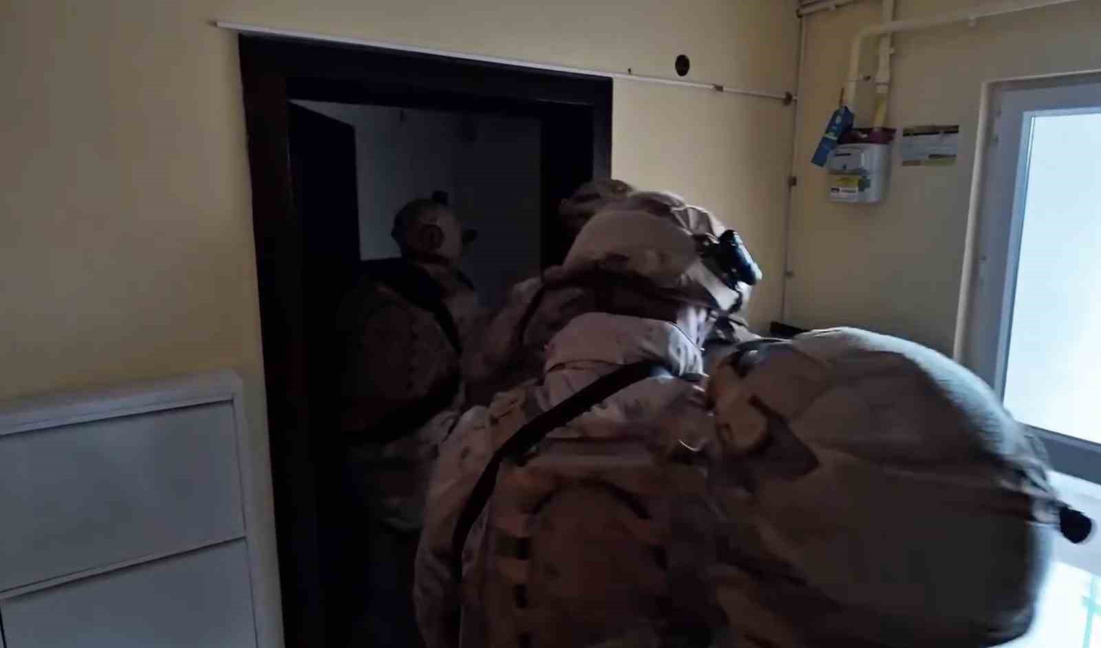 &Ccedil;anakkale&rsquo;de su&ccedil; &ouml;rg&uuml;t&uuml; &ccedil;&ouml;kertildi: 19 kişi yakalandı
