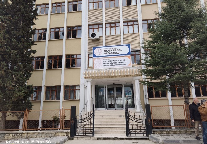 42 yıl 7 ay sonra emekli oldu: Son dersine yıllar önce mezun ettiği öğrencileri katıldı