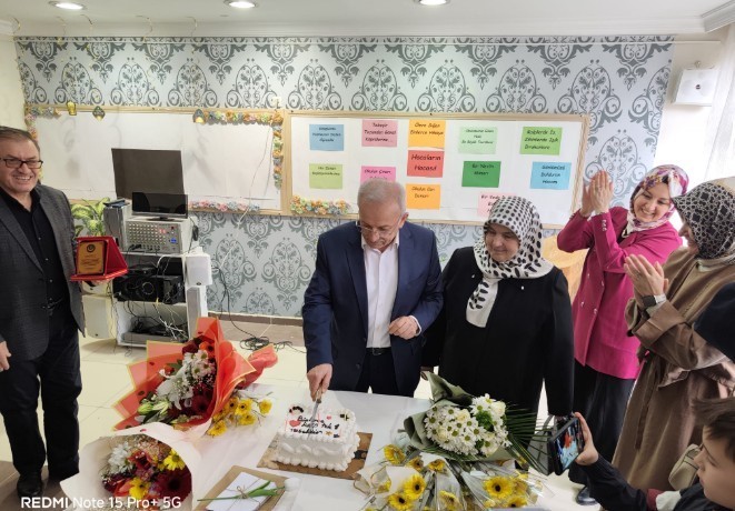 42 yıl 7 ay sonra emekli oldu: Son dersine yıllar &ouml;nce mezun ettiği &ouml;ğrencileri katıldı
