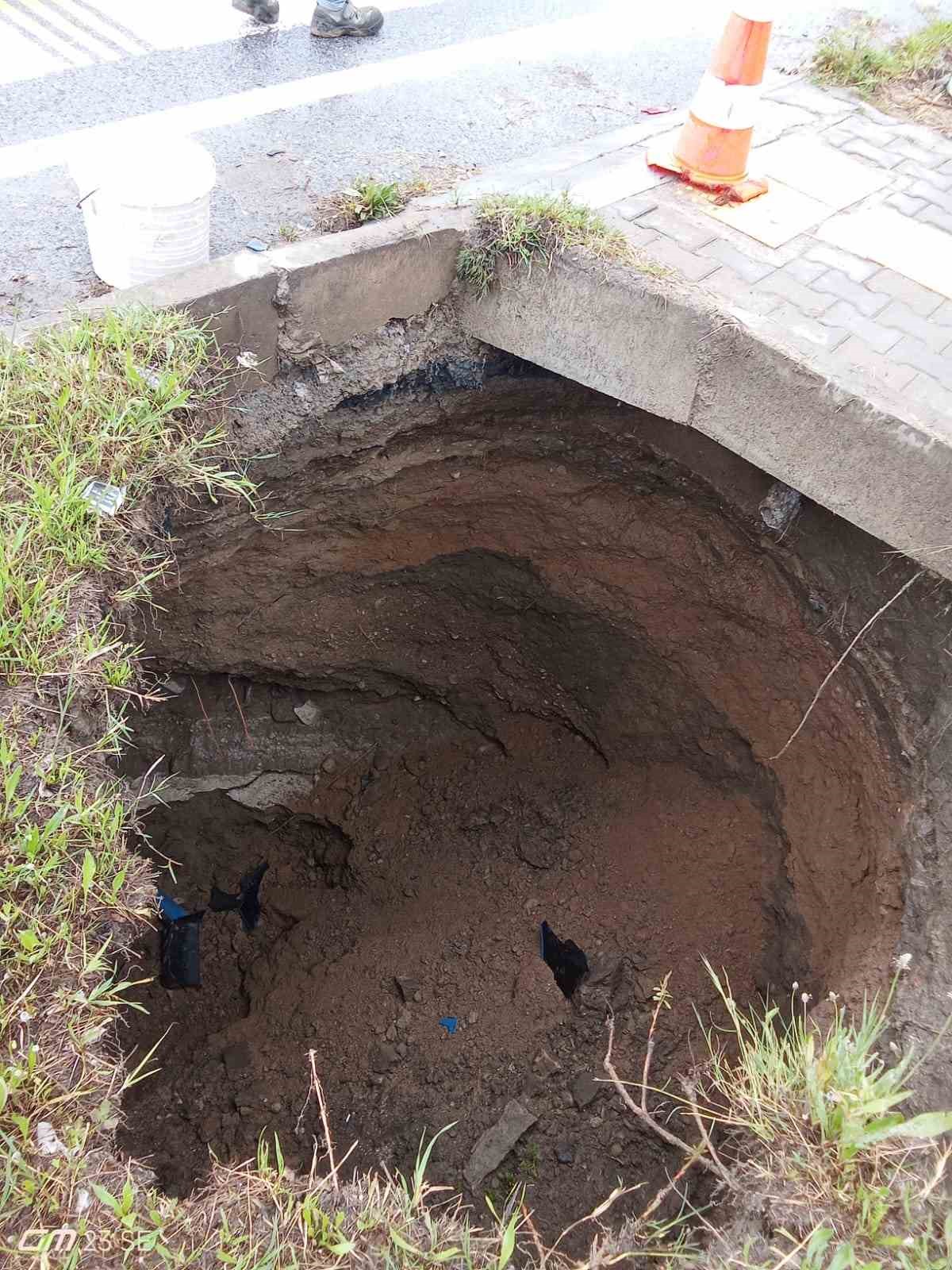 S&ouml;ke&rsquo;de Bağarası Kavşağında obruk paniğe paniğe yol a&ccedil;tı
