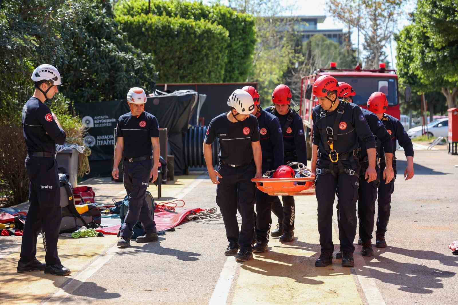 Antalya itfaiyesinin taze kanları g&ouml;reve hazır
