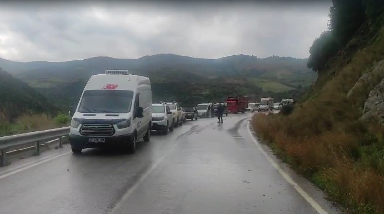 &Ouml;demiş-Turgutlu yolunda toprak kayması: Ulaşım kontroll&uuml; sağlanıyor
