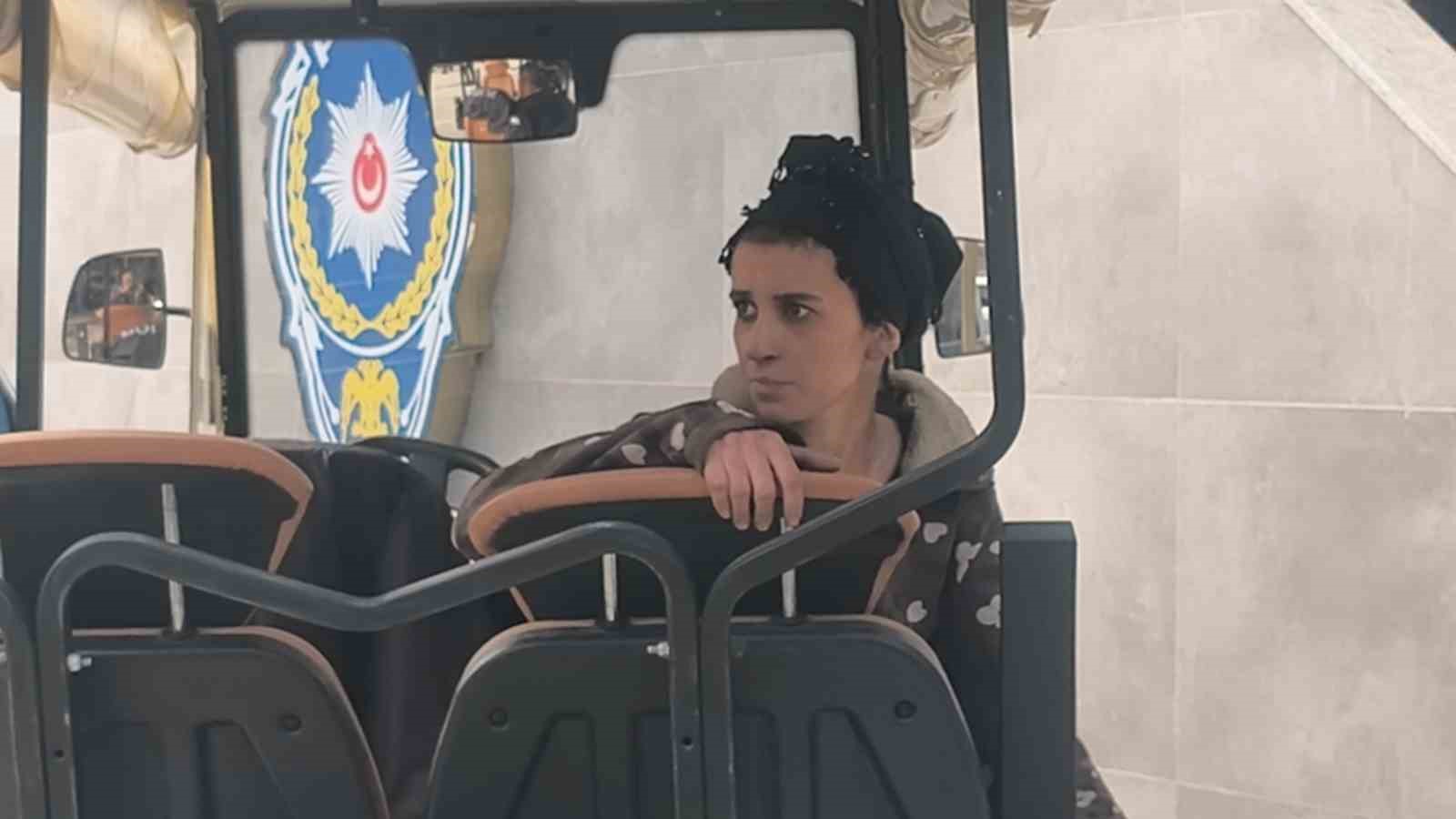 İtfaiye eri yangında dumandan etkilenen kediyi kalp masajı ile hayata d&ouml;nd&uuml;rd&uuml;
