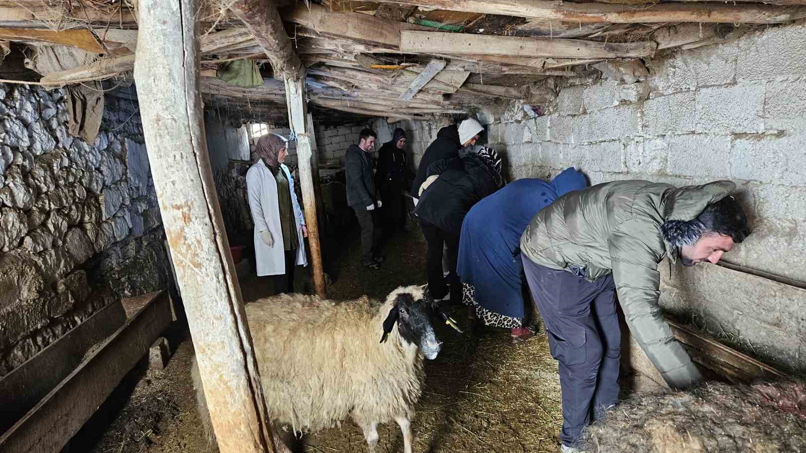 &Ouml;zalp&rsquo;te &ccedil;ift&ccedil;ilere y&ouml;nelik eğitim seferberliği başlatıldı
