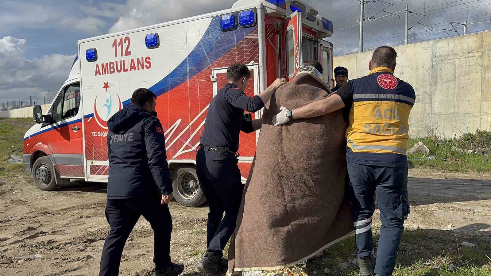 Nehre d&uuml;şen kişiyi kurtarmak i&ccedil;in zamanla yarış: Can pazarı yaşandı
