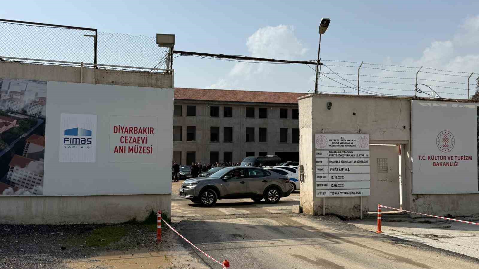 Bakan G&uuml;rlek&rsquo;ten Diyarbakır Adliyesi ve siyasi partilere ziyaret
