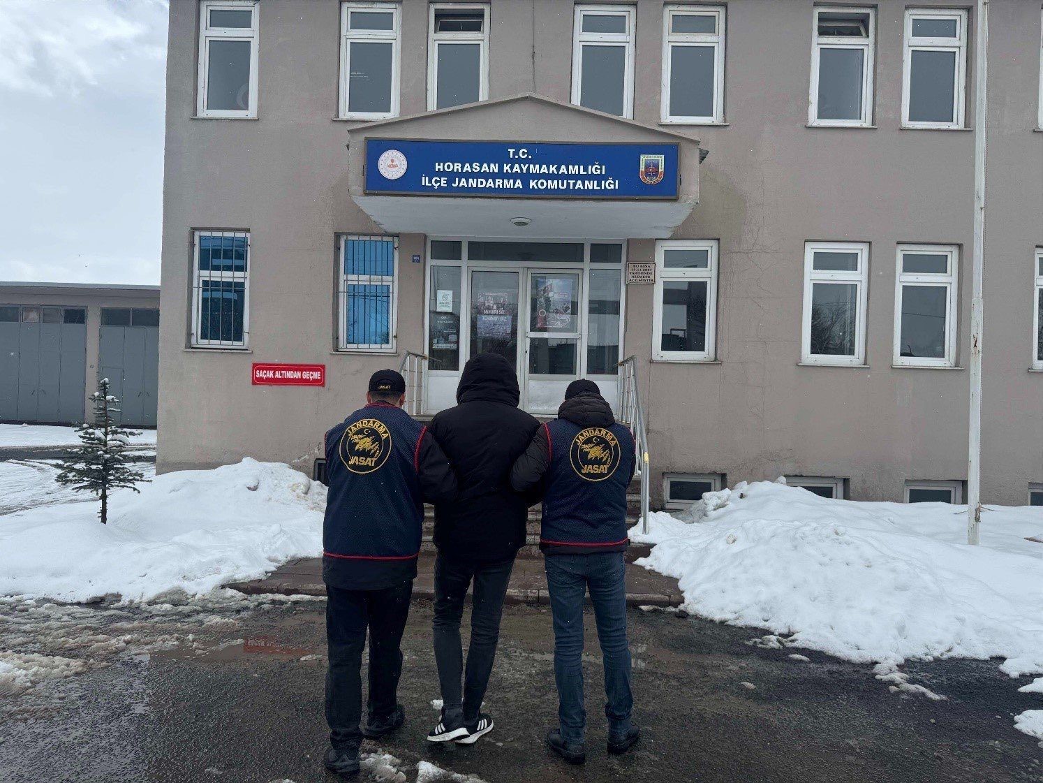 Erzurum&rsquo;da jandarma ekipleri bir ayda 106 aranan şahsı yakaladı
