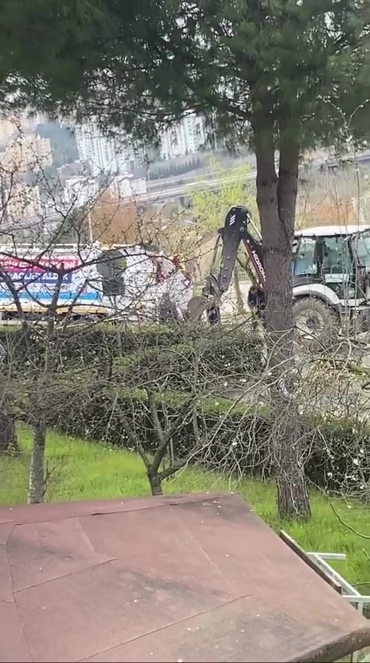 SEDAŞ&rsquo;ın kazdığı &ccedil;ukura belediye aracı d&uuml;şt&uuml;
