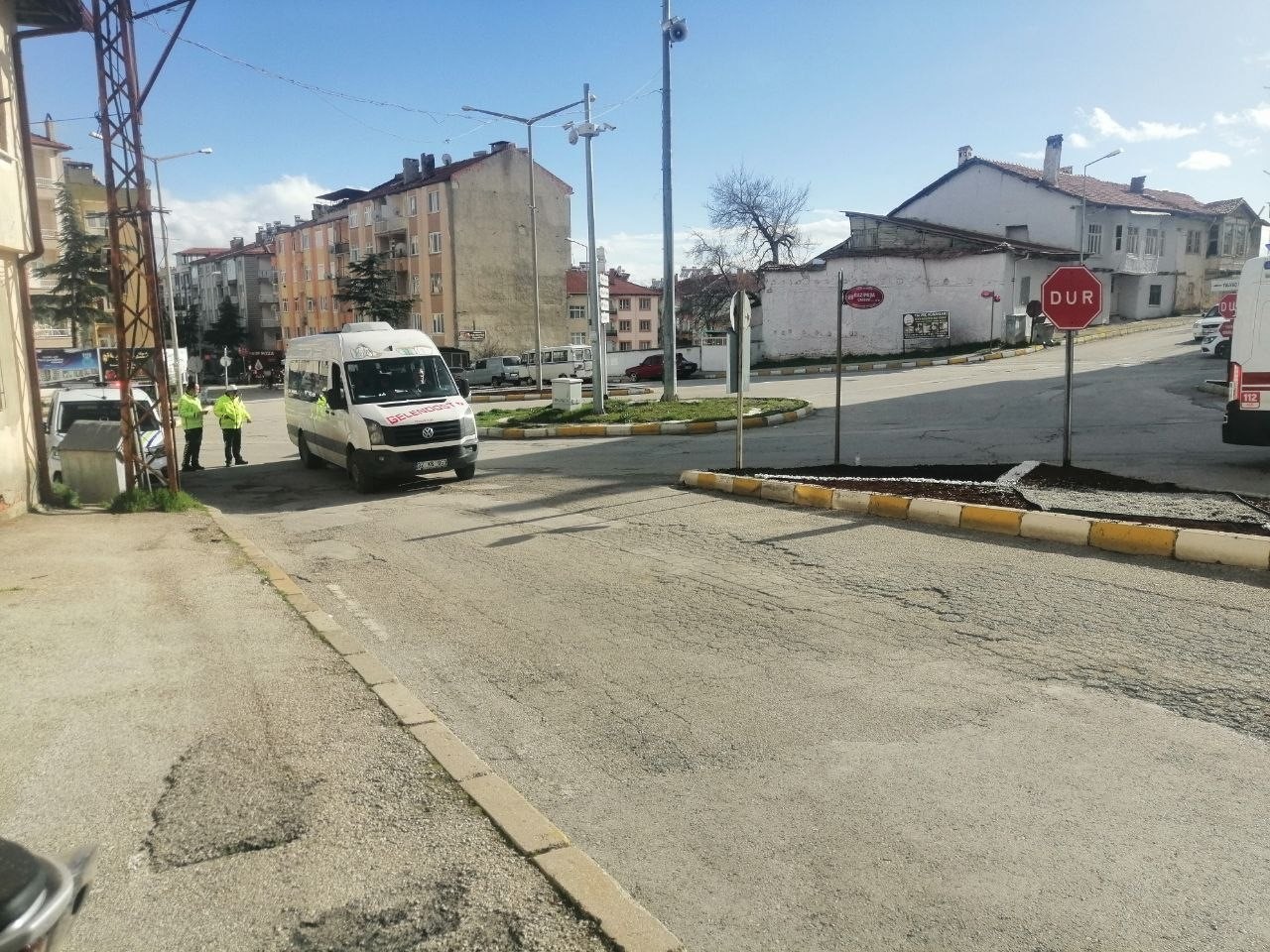 Yola savrulan motosikletin s&uuml;r&uuml;c&uuml;s&uuml; kaskı sayesinde kurtuldu
