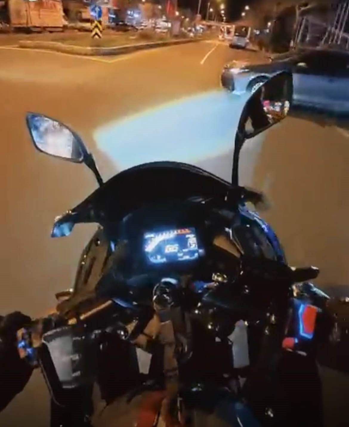 Otomobille &ccedil;arpışan motosikletli yaralandı: Kaza anı kamerada
