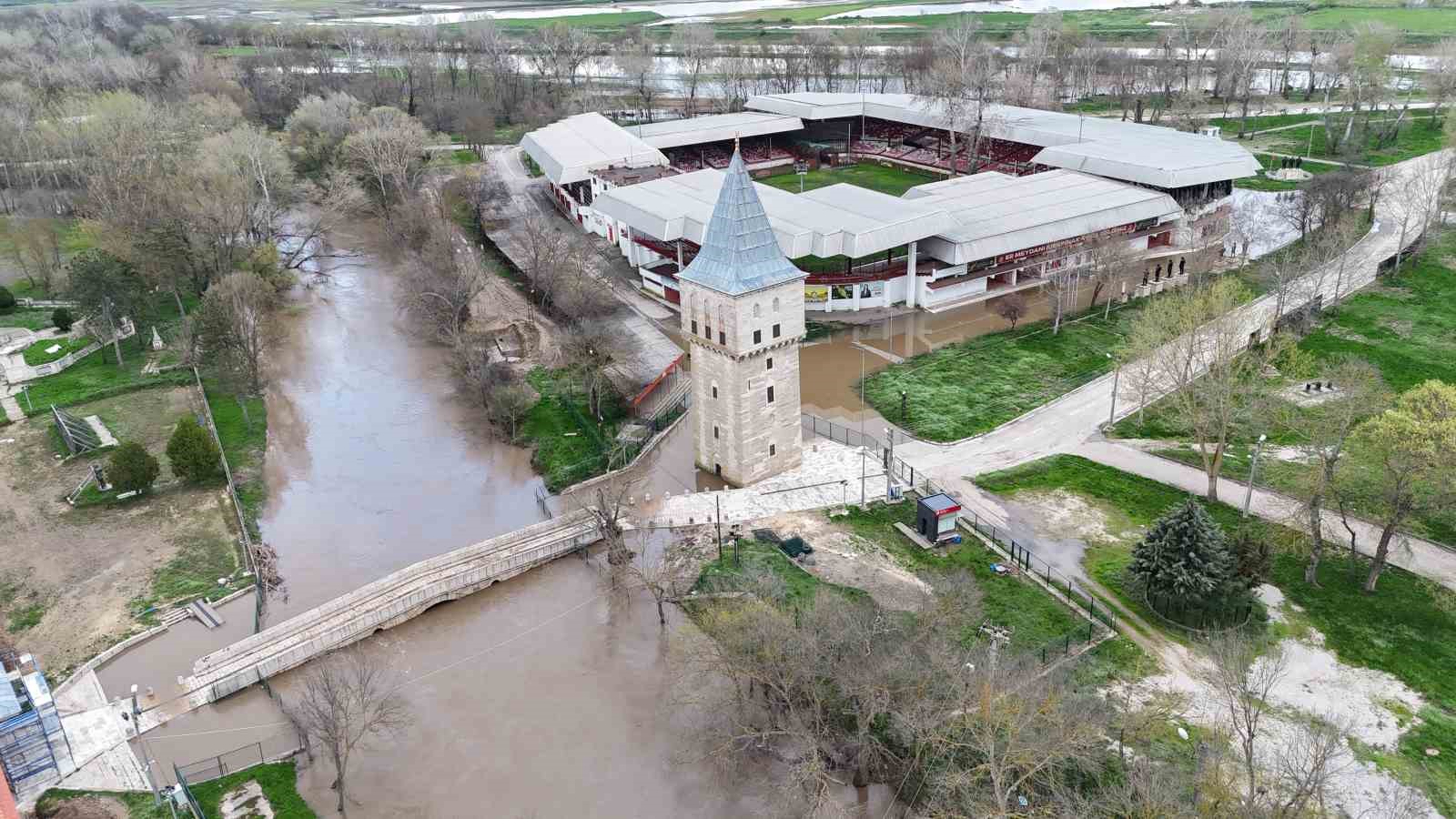 Tunca Nehri taştı, Sarayi&ccedil;i havadan g&ouml;r&uuml;nt&uuml;lendi
