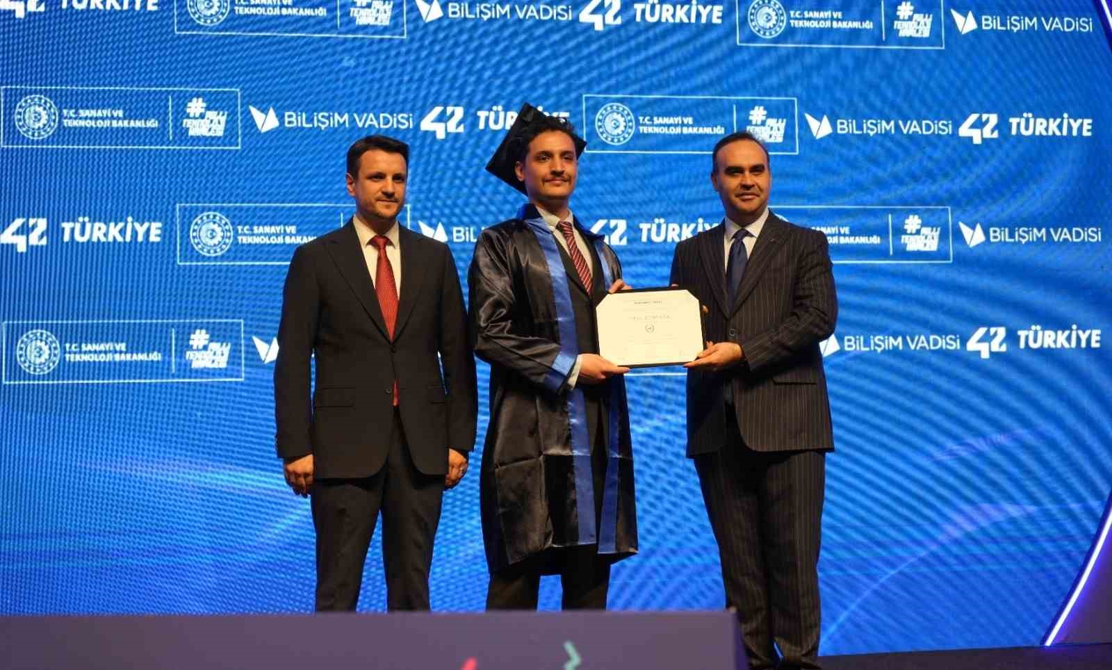 Bakan Kacır, yeni nesil 407 yazılımcı gencin heyecanını paylaştı
