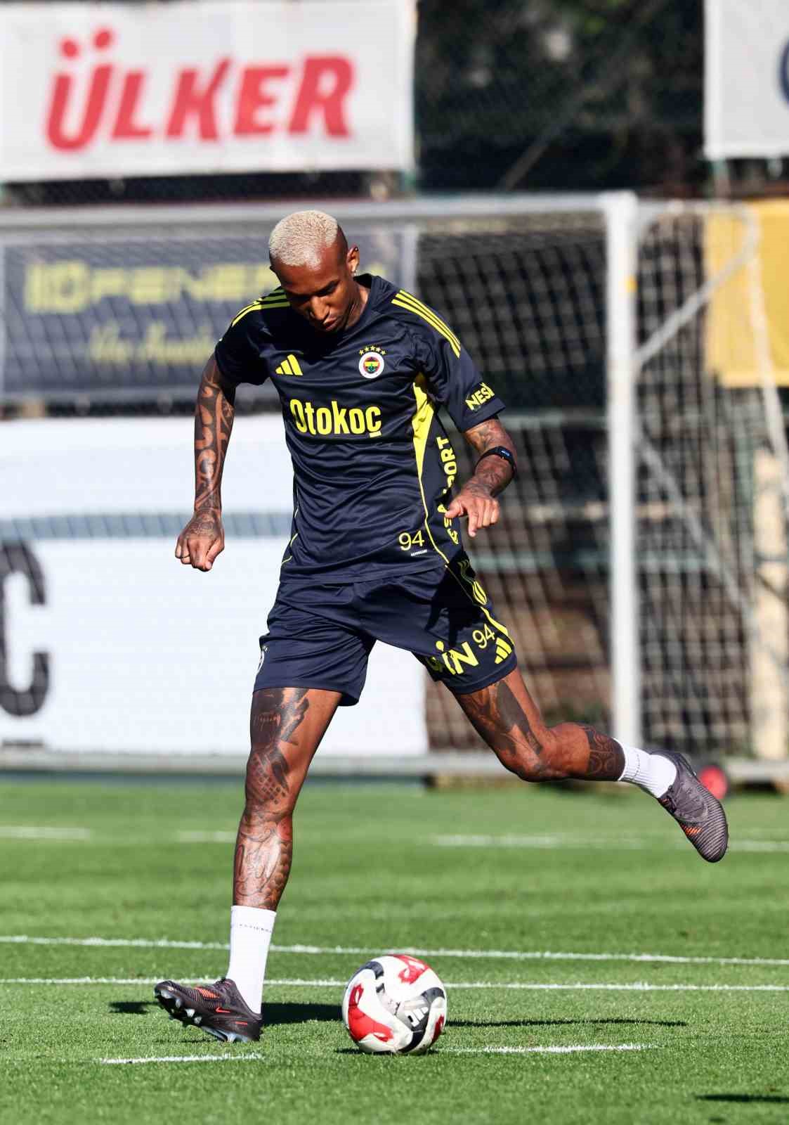 Fenerbah&ccedil;e, Beşiktaş ma&ccedil;ı hazırlıklarını s&uuml;rd&uuml;rd&uuml;
