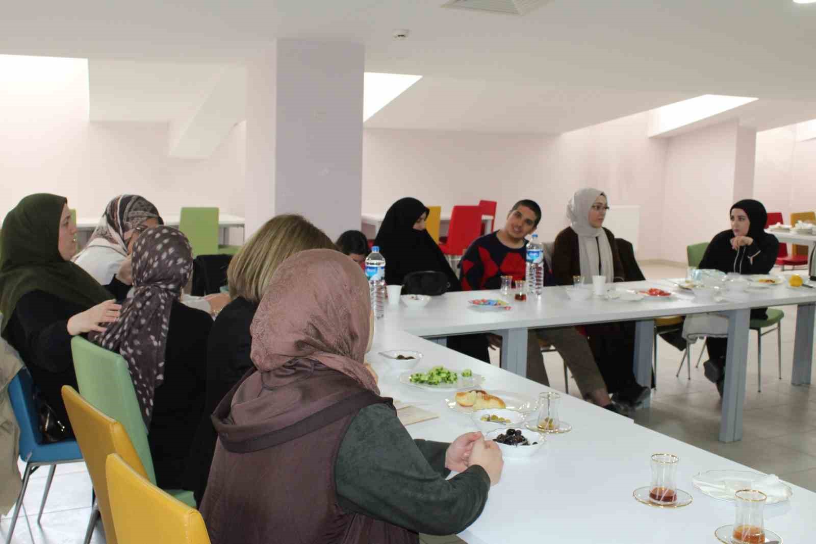 Bayburt’ta annelere otizmli çocukların ergenlik süreci anlatıldı