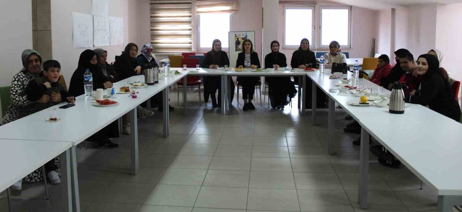 Bayburt’ta annelere otizmli çocukların ergenlik süreci anlatıldı