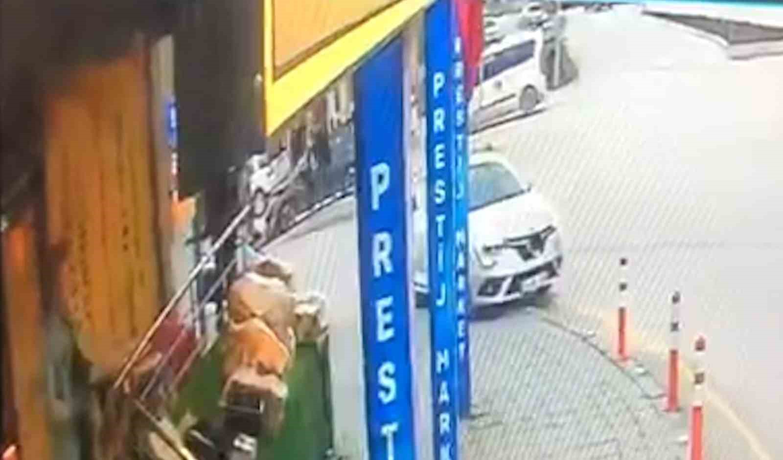 Bolu’da aydınlatma direğine çarpan otomobil kamerada