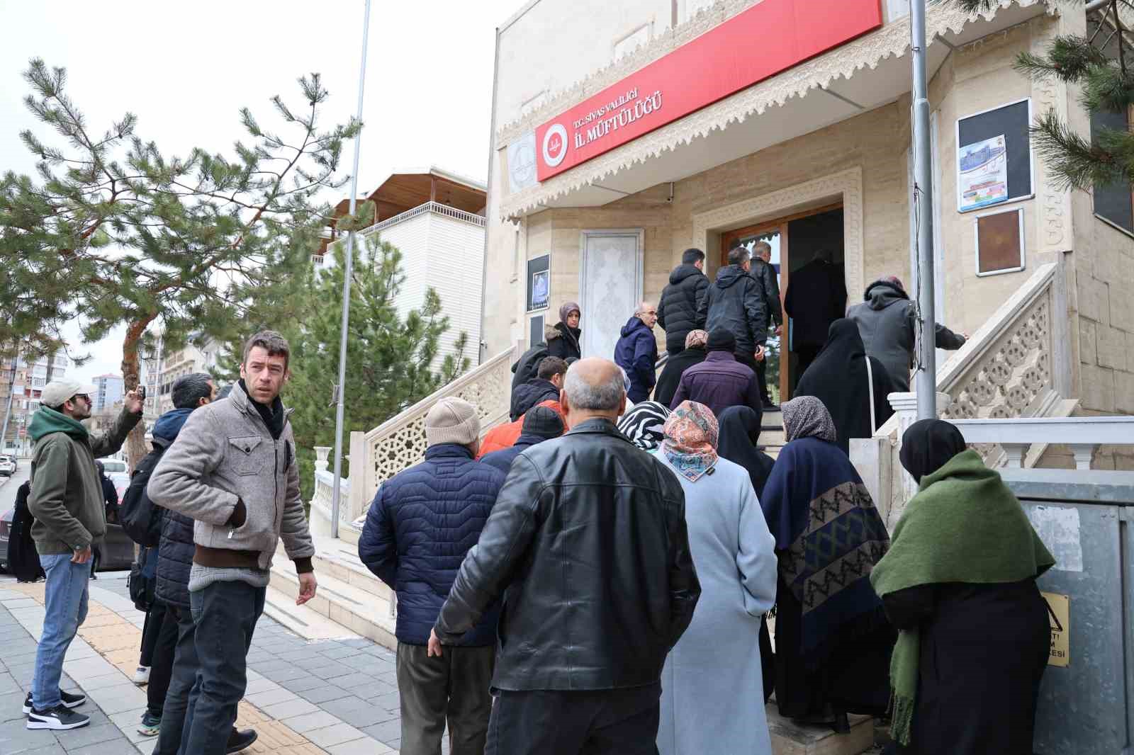 Umre vaadiyle dolandırılmışlardı, kutsal topraklara doğru yola çıktılar