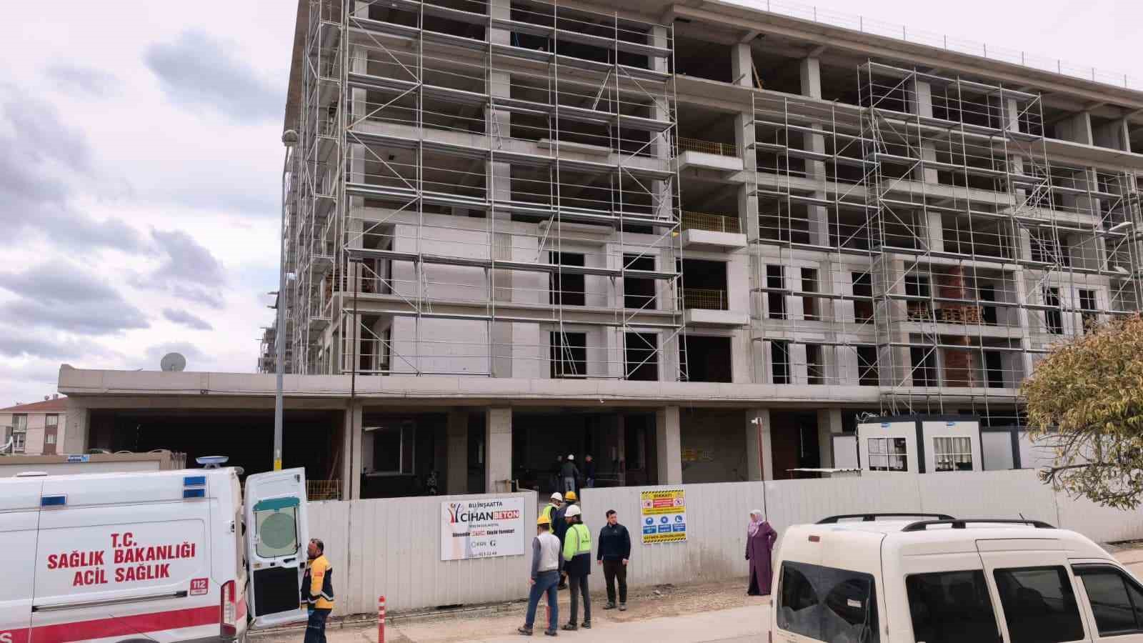 Bursa’da inşaatın 2. katından düşen işçi yaralandı