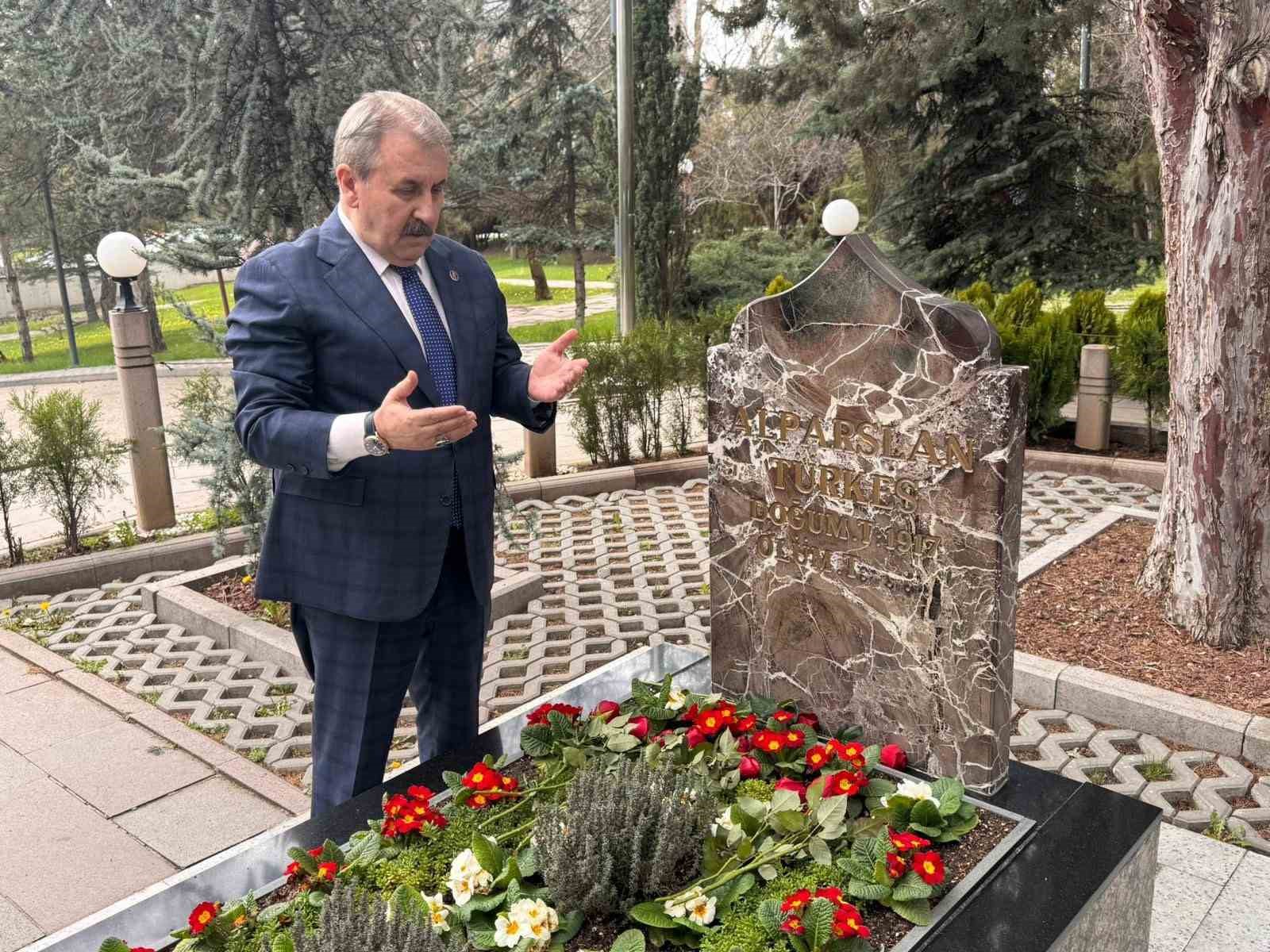 BBP Genel Başkanı Destici: "Merhum Alparslan Türkeş’i vefatının 29’uncu sene-i devriyesinde kabri başında rahmetle yad ediyorum"
