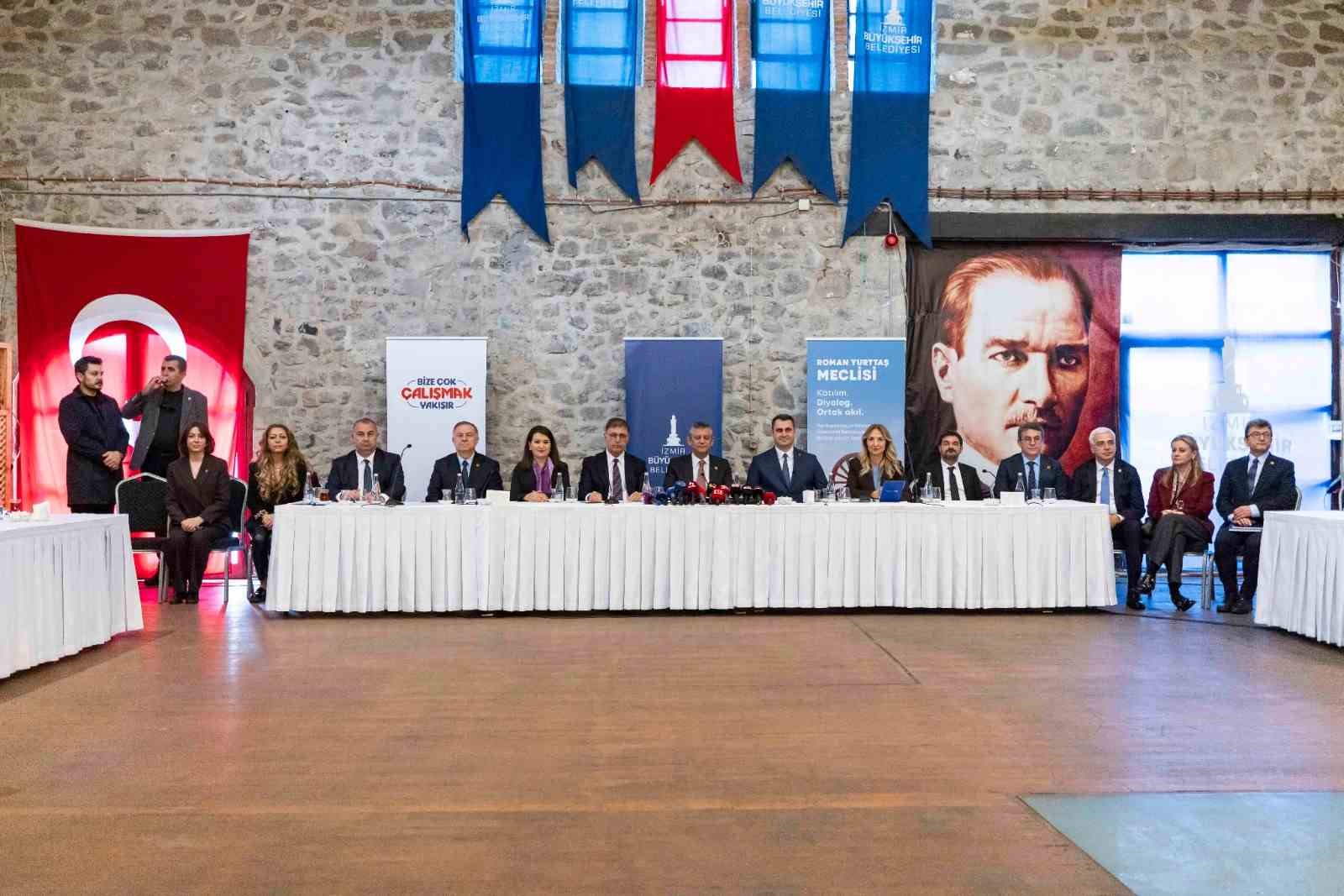 &Ouml;zg&uuml;r &Ouml;zel&rsquo;den Romanlara mecliste temsil ve b&uuml;t&ccedil;e s&ouml;z&uuml;
