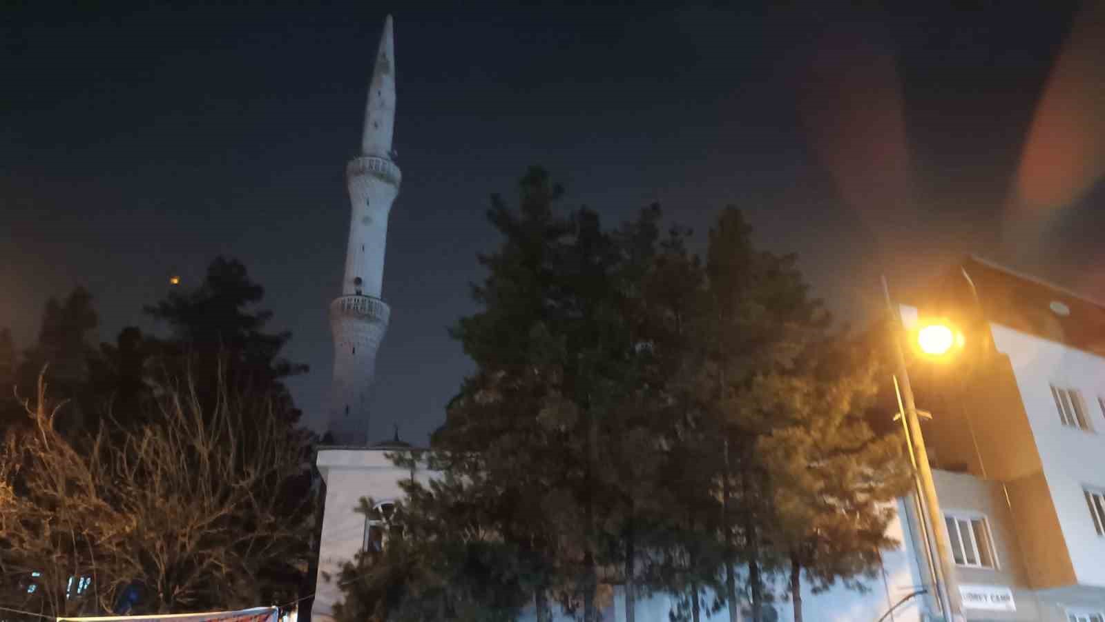 Batman’da cami minaresine yıldırım düştü