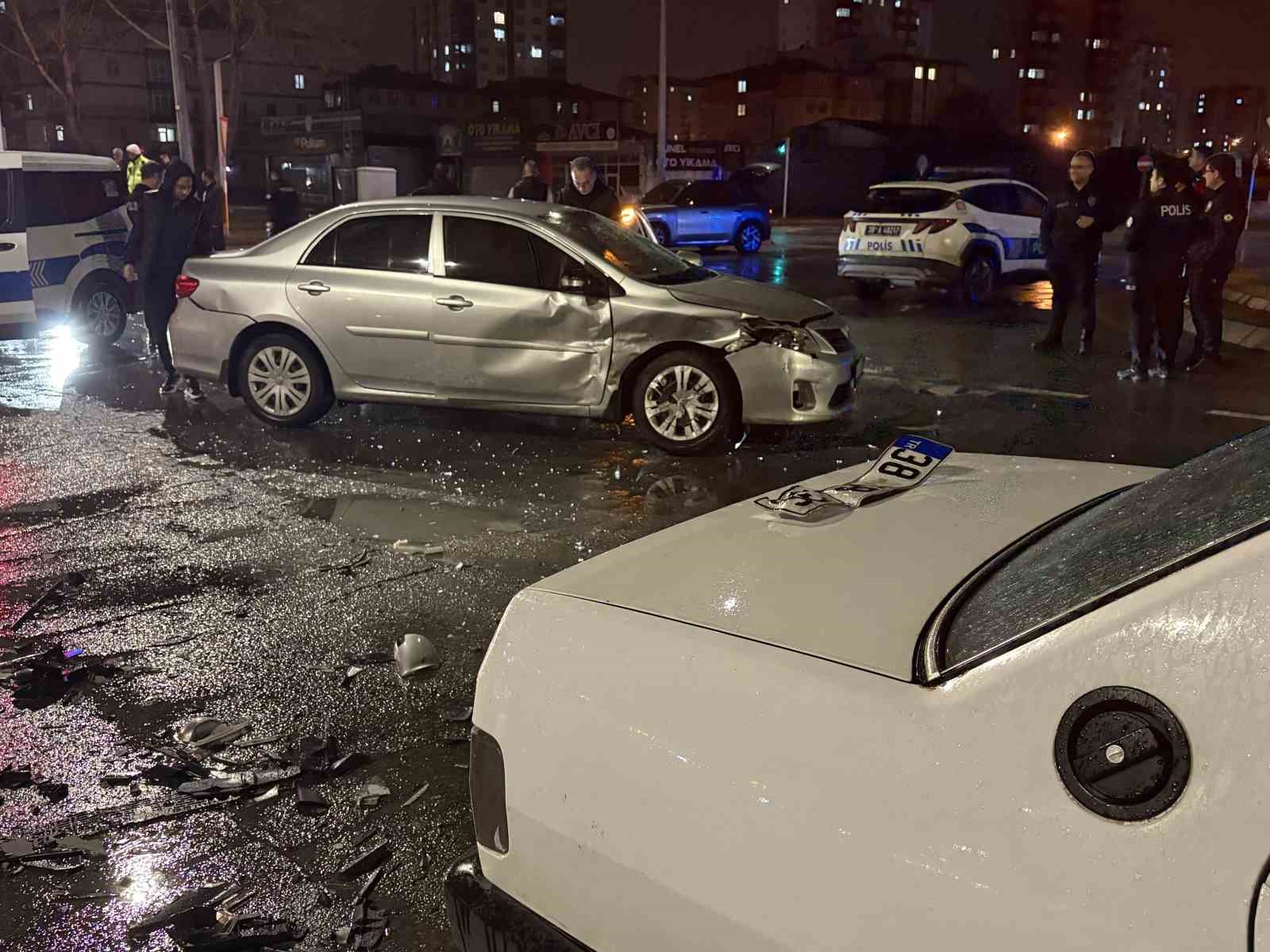 Kayseri&rsquo;de iki otomobil &ccedil;arpıştı: Tofaş kağıt gibi ezildi
