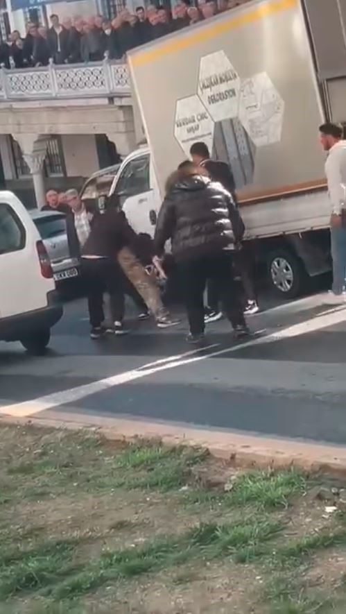 Kağıthane&rsquo;de yol verme tartışması bı&ccedil;aklı kavgaya d&ouml;n&uuml;şt&uuml;: O anlar kamerada
