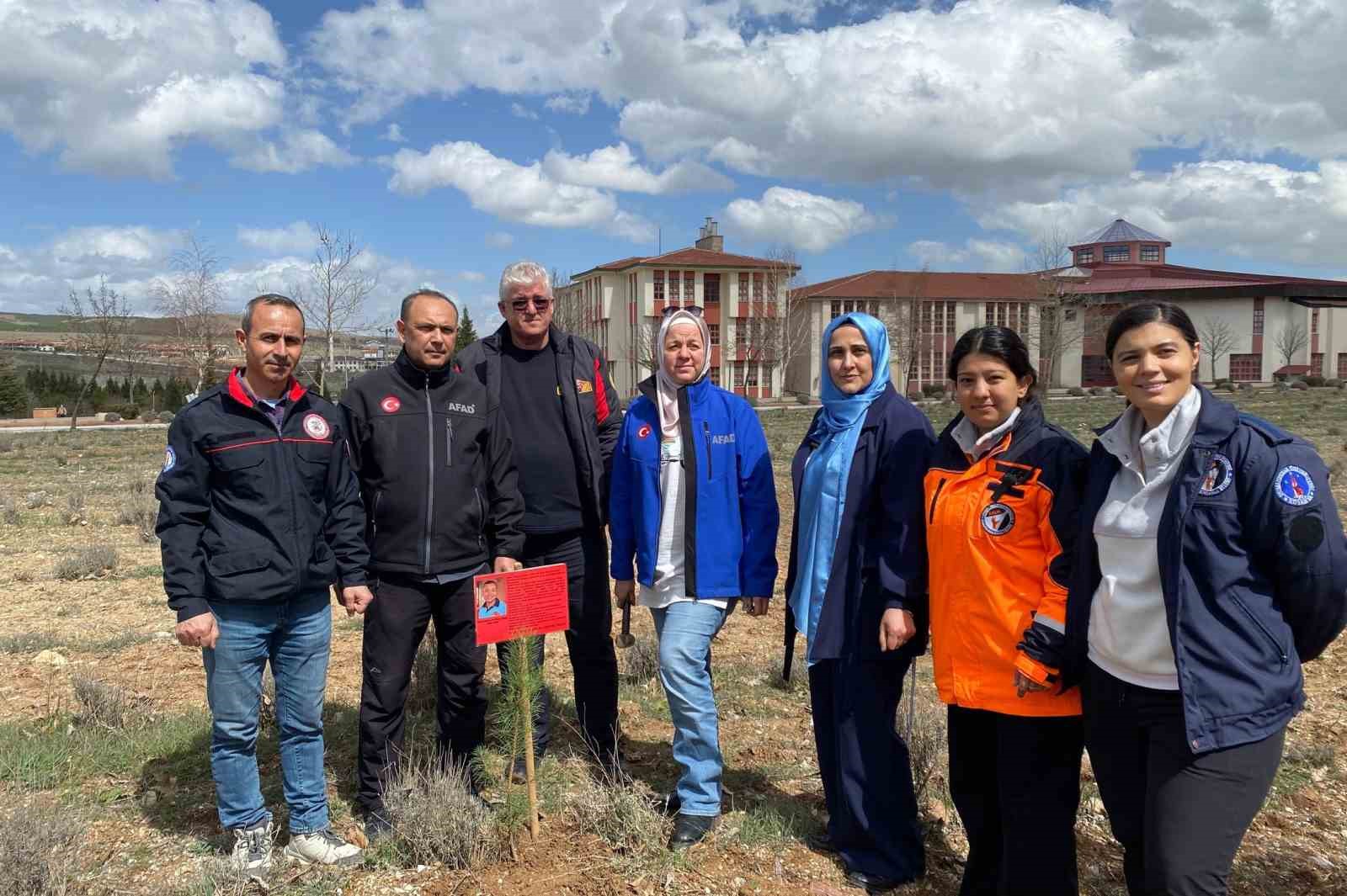 K&uuml;tahya&rsquo;da şehit itfaiye eri anısına fidan dikildi
