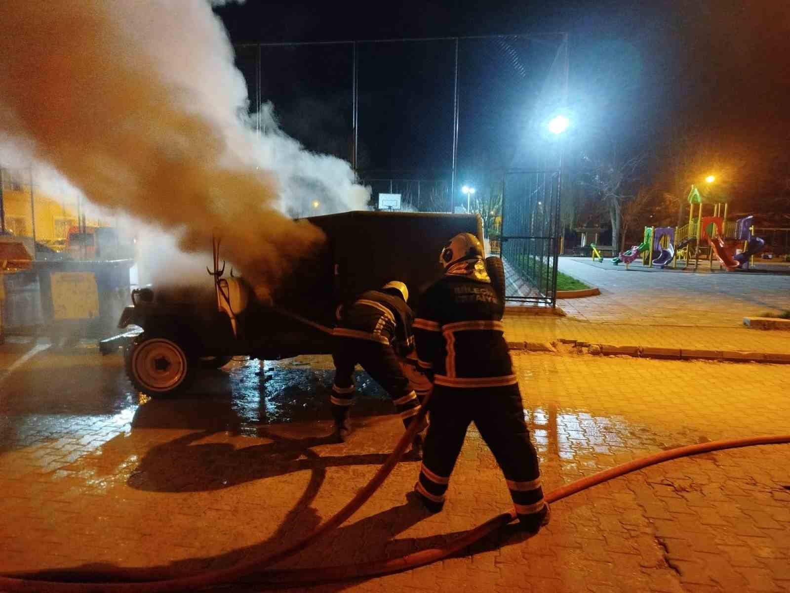 Seyir halindeki ara&ccedil; alev aldı
