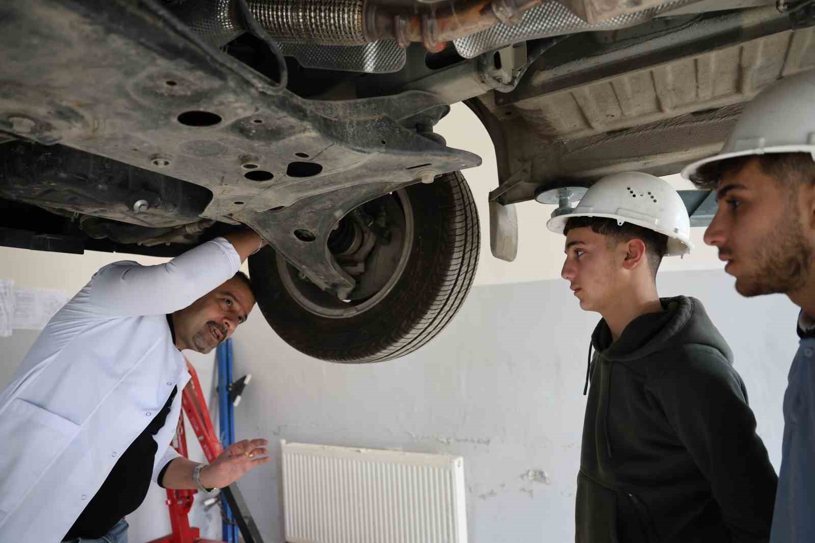 Diyarbakır&rsquo;da kız ve erkek &ouml;ğrenciler aldıkları eğitimlerle otomotiv sekt&ouml;r&uuml;ne giriyor

