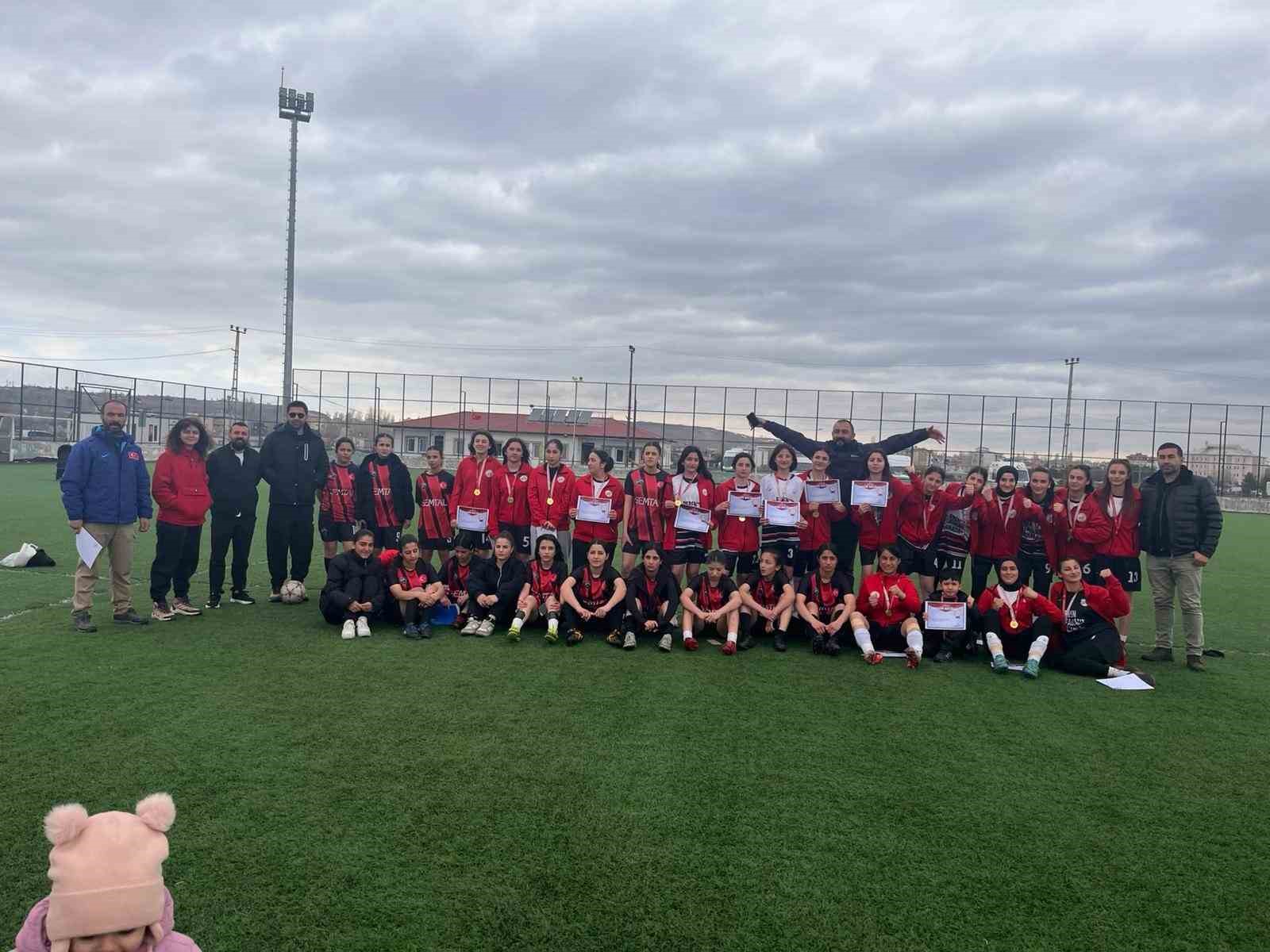 Ağrı Spor Lisesi Kız Futbol Takımı T&uuml;rkiye finallerine y&uuml;kseldi
