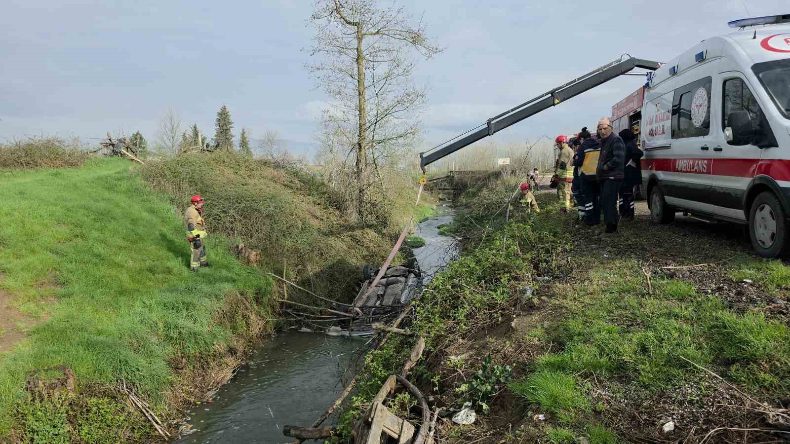 Gece dereye yuvarlanan otomobil sabah fark edildi