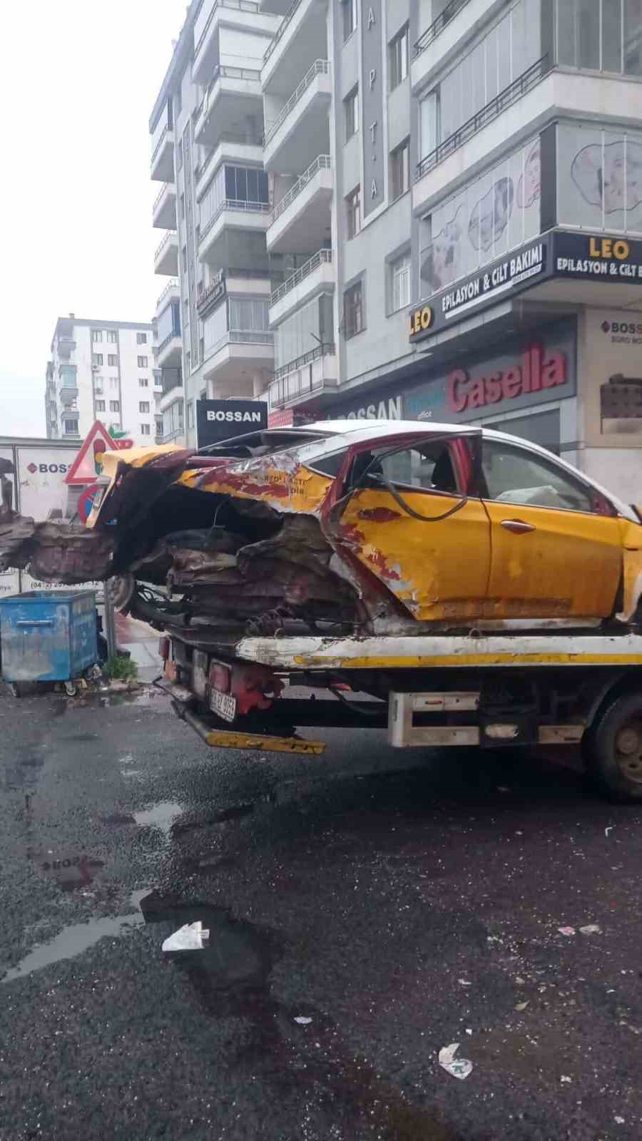 Diyarbakır&rsquo;da ticari taksinin 3 otomobile &ccedil;arptığı kaza kamerada
