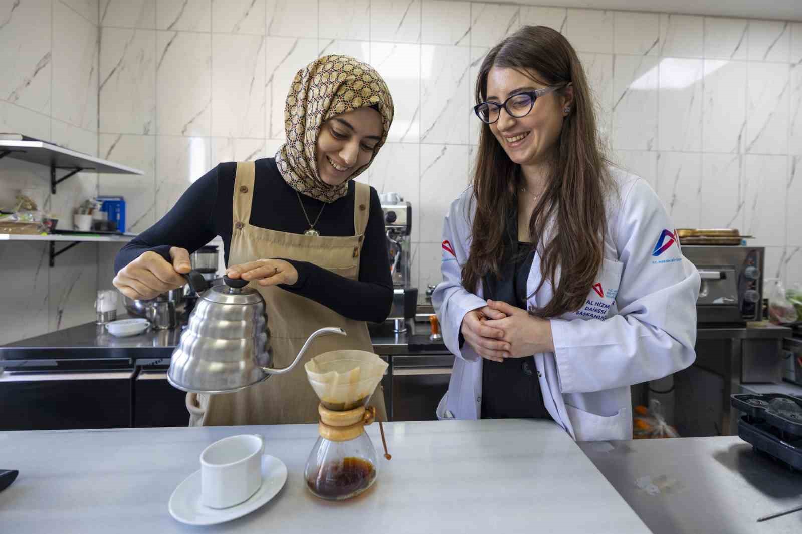 Mersin B&uuml;y&uuml;kşehir Belediyesinden &uuml;cretsiz barista eğitimi yoğun ilgi g&ouml;r&uuml;yor
