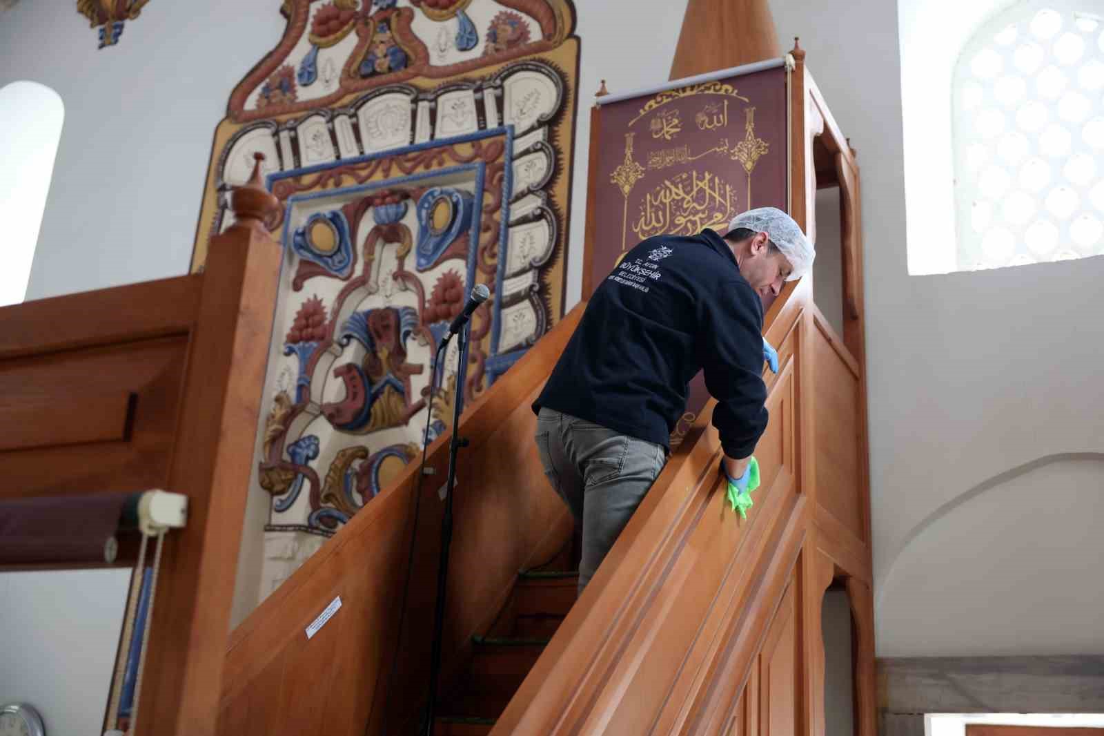 B&uuml;y&uuml;kşehir camilerde temizlik &ccedil;alışmalarını s&uuml;rd&uuml;r&uuml;yor
