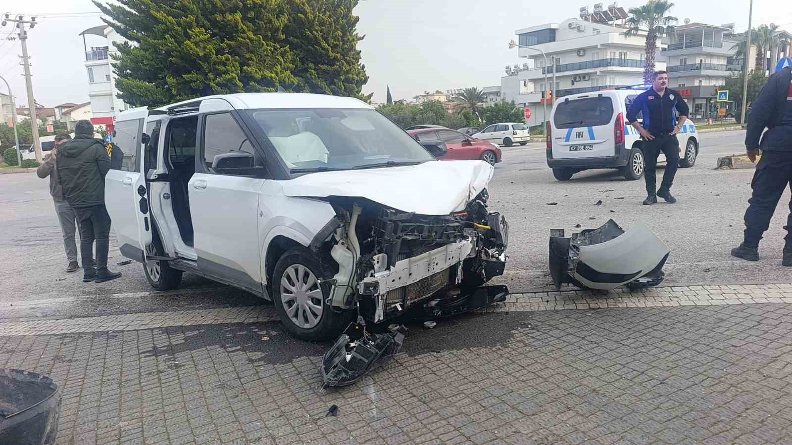 Hafif ticari ara&ccedil;la &ccedil;arpışan otomobilin s&uuml;r&uuml;c&uuml;s&uuml; yaralandı
