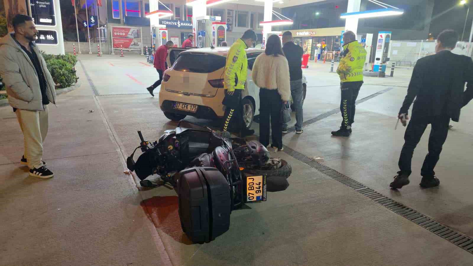 Muratpaşa&rsquo;da otomobil ile motosiklet &ccedil;arpıştı: 1 yaralı
