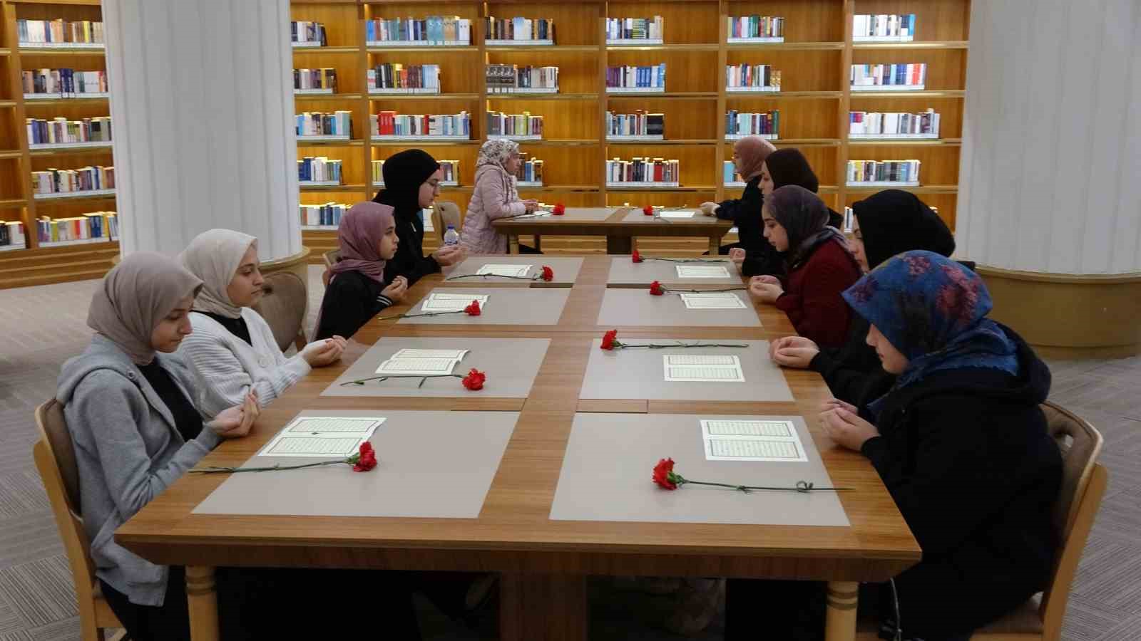 Gaziantep&rsquo;te 302 &ouml;ğrenci aynı anda Kuran-ı Kerim&rsquo;i hatim etti
