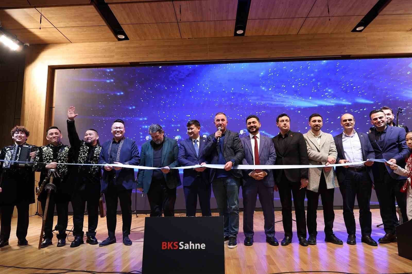 &Uuml;nl&uuml; Kazak m&uuml;zik grubu Alatau Serileri, yeni alb&uuml;m&uuml;n&uuml;n lansmanını Bağcılar&rsquo;da yaptı
