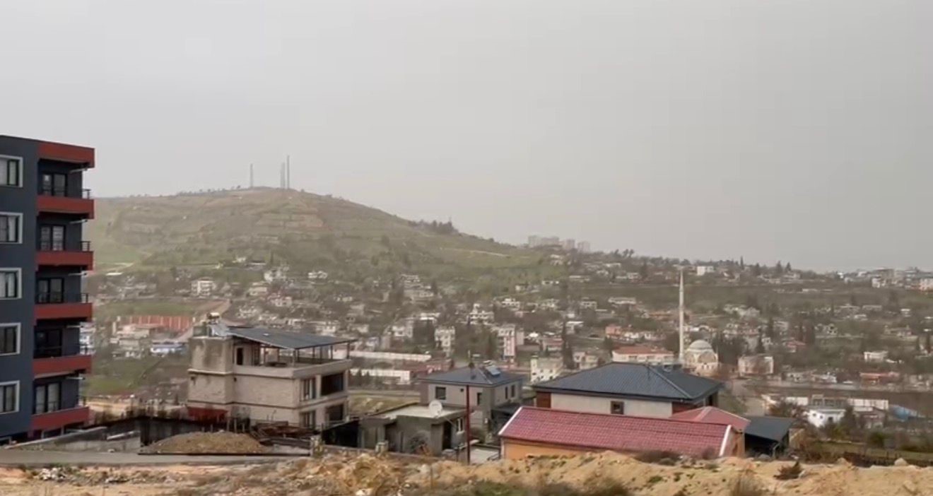 Besni’de toz taşınımı ve sağanak hayatı olumsuz etkiledi