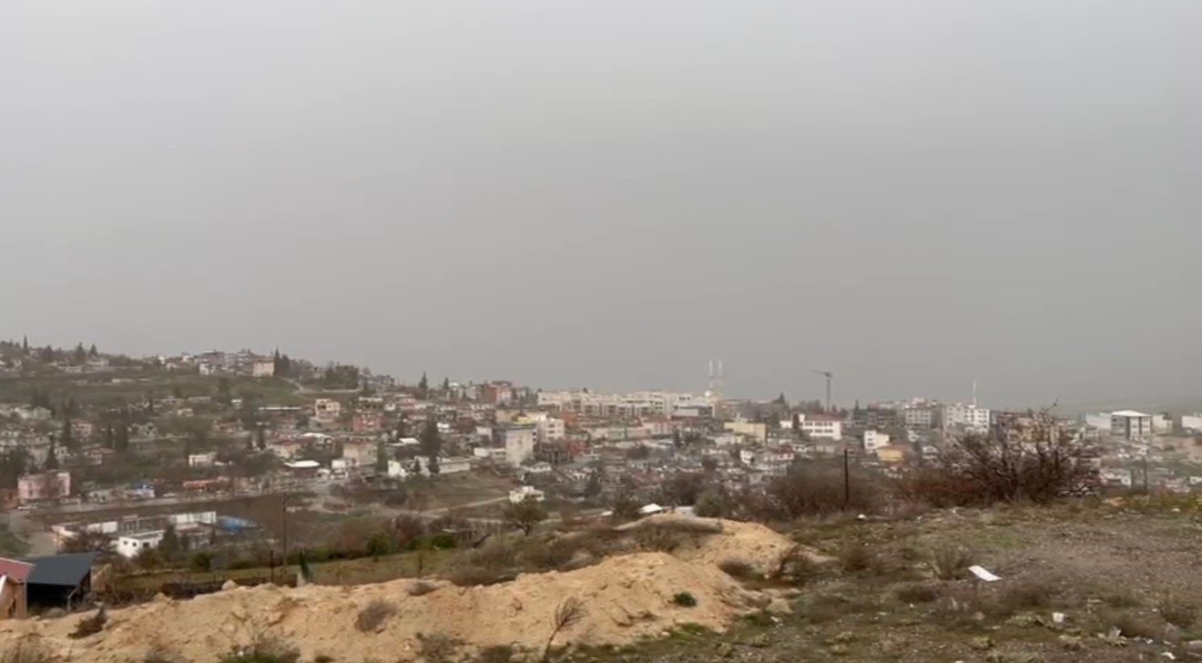 Besni&rsquo;de toz taşınımı ve sağanak hayatı olumsuz etkiledi
