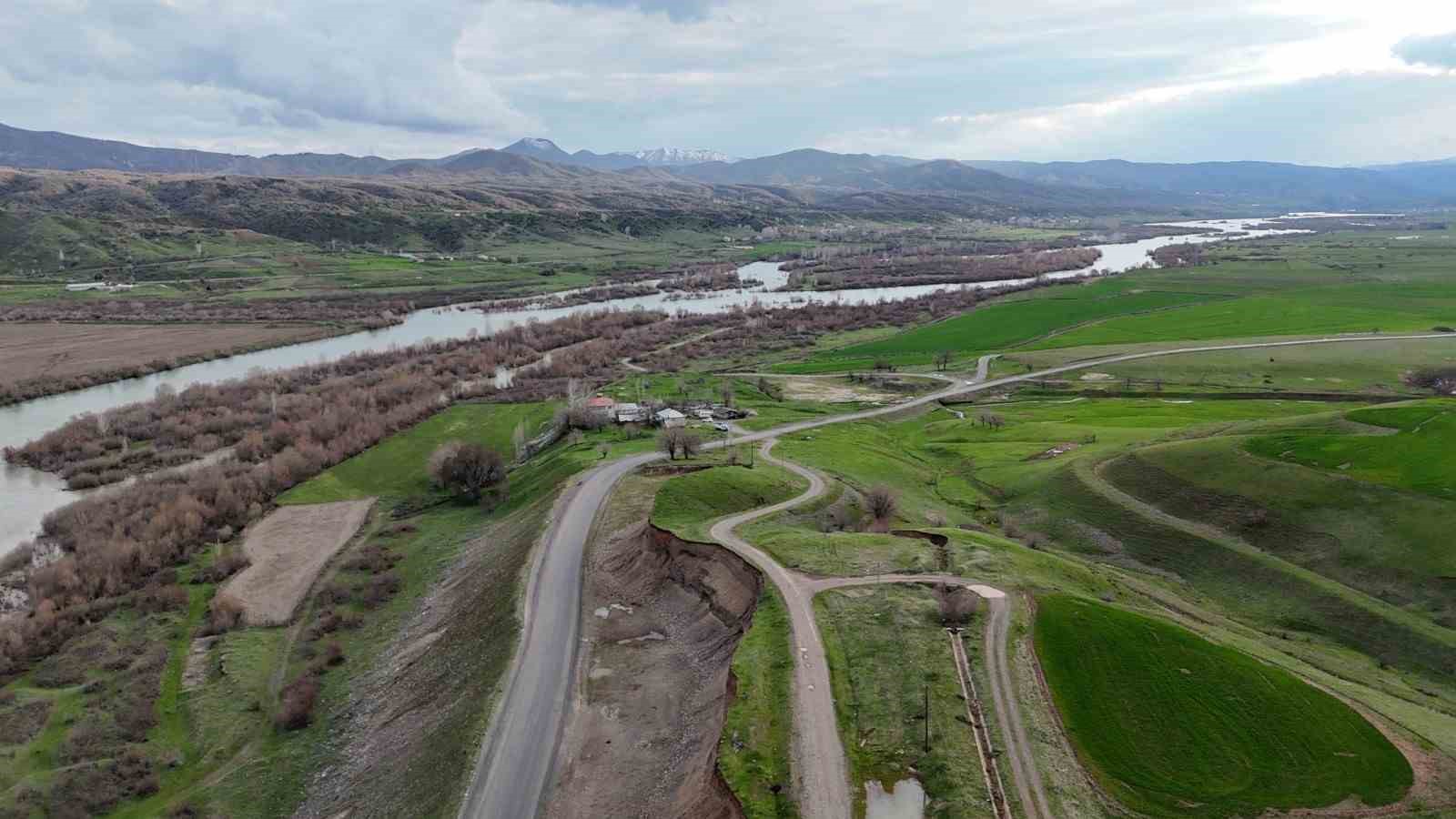 Bing&ouml;l&rsquo;de Murat Nehri&rsquo;nde debi y&uuml;kseldi, tarihi k&ouml;pr&uuml;yle birlikte eşsiz manzaralar oluştu
