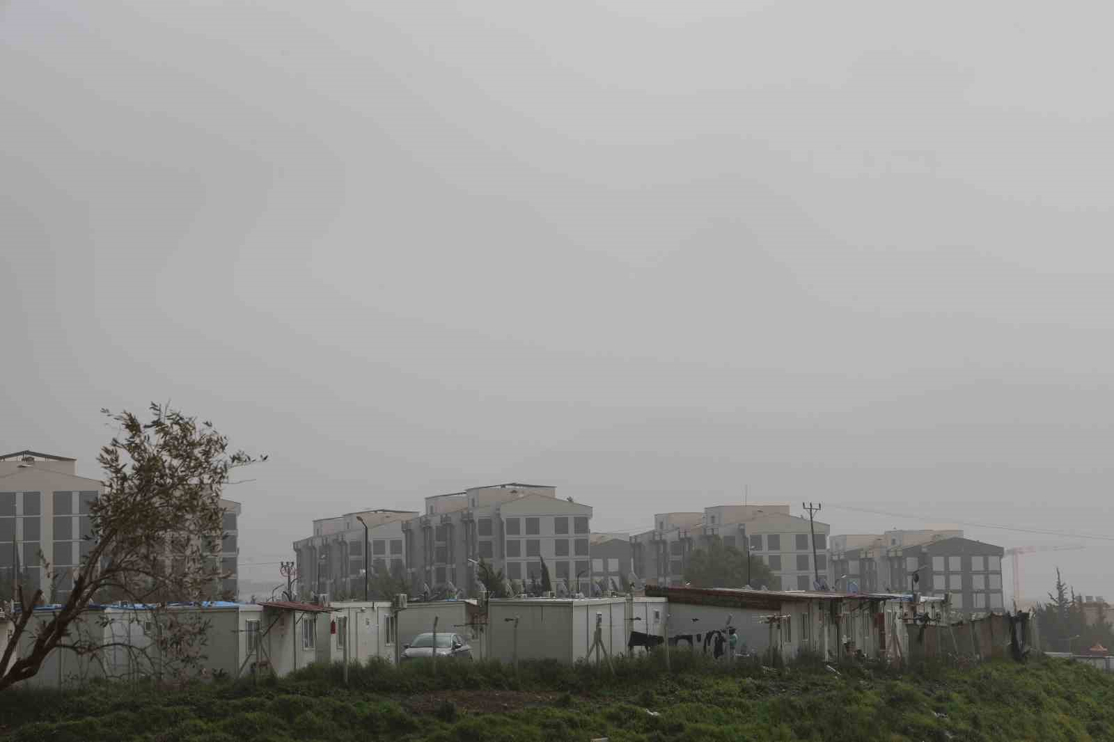 Hatay&rsquo;da &ccedil;&ouml;l tozu etkisini s&uuml;rd&uuml;r&uuml;yor
