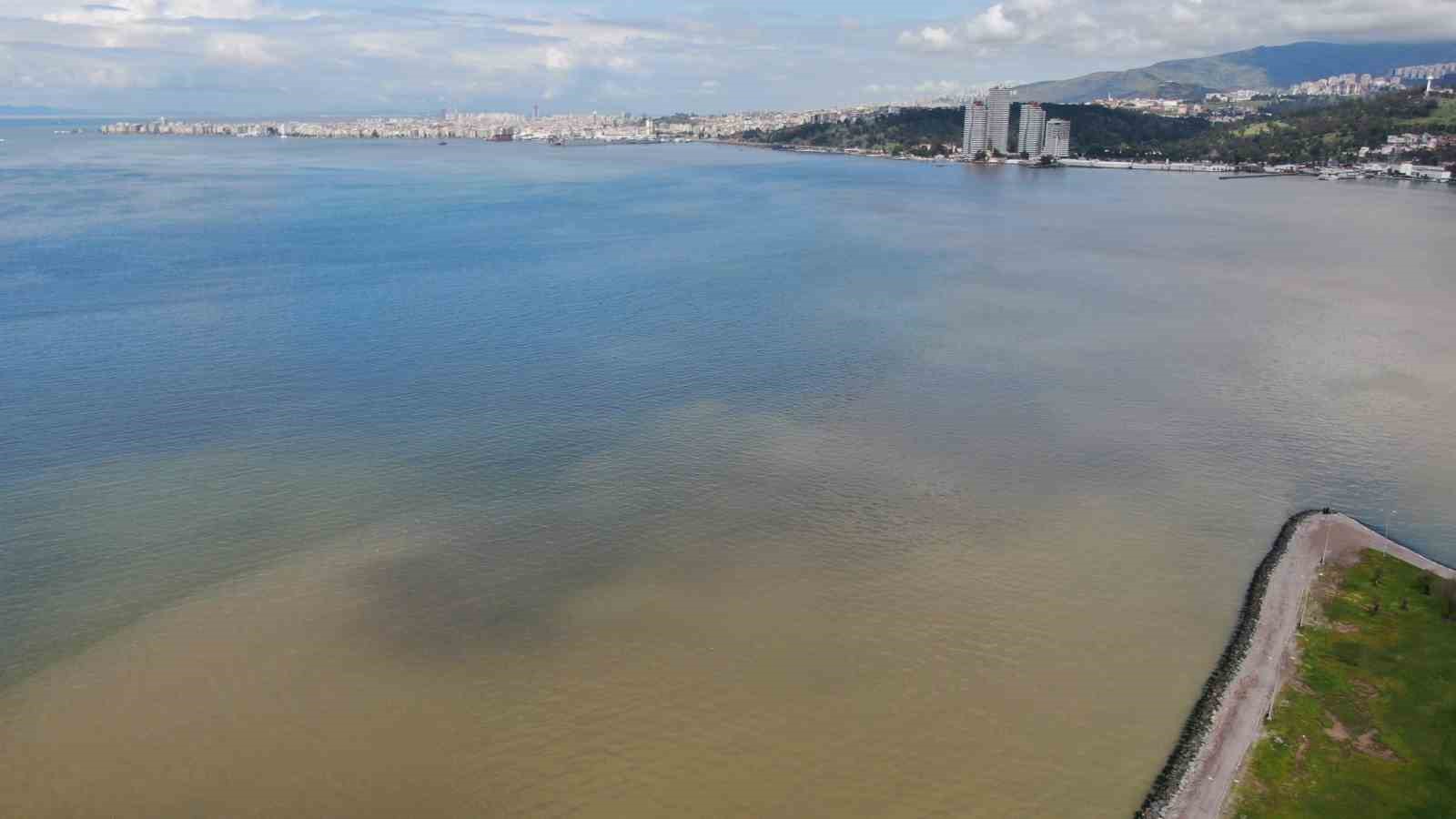 İzmir Körfezi’nde sağanak yağış sonrası renk değişimi