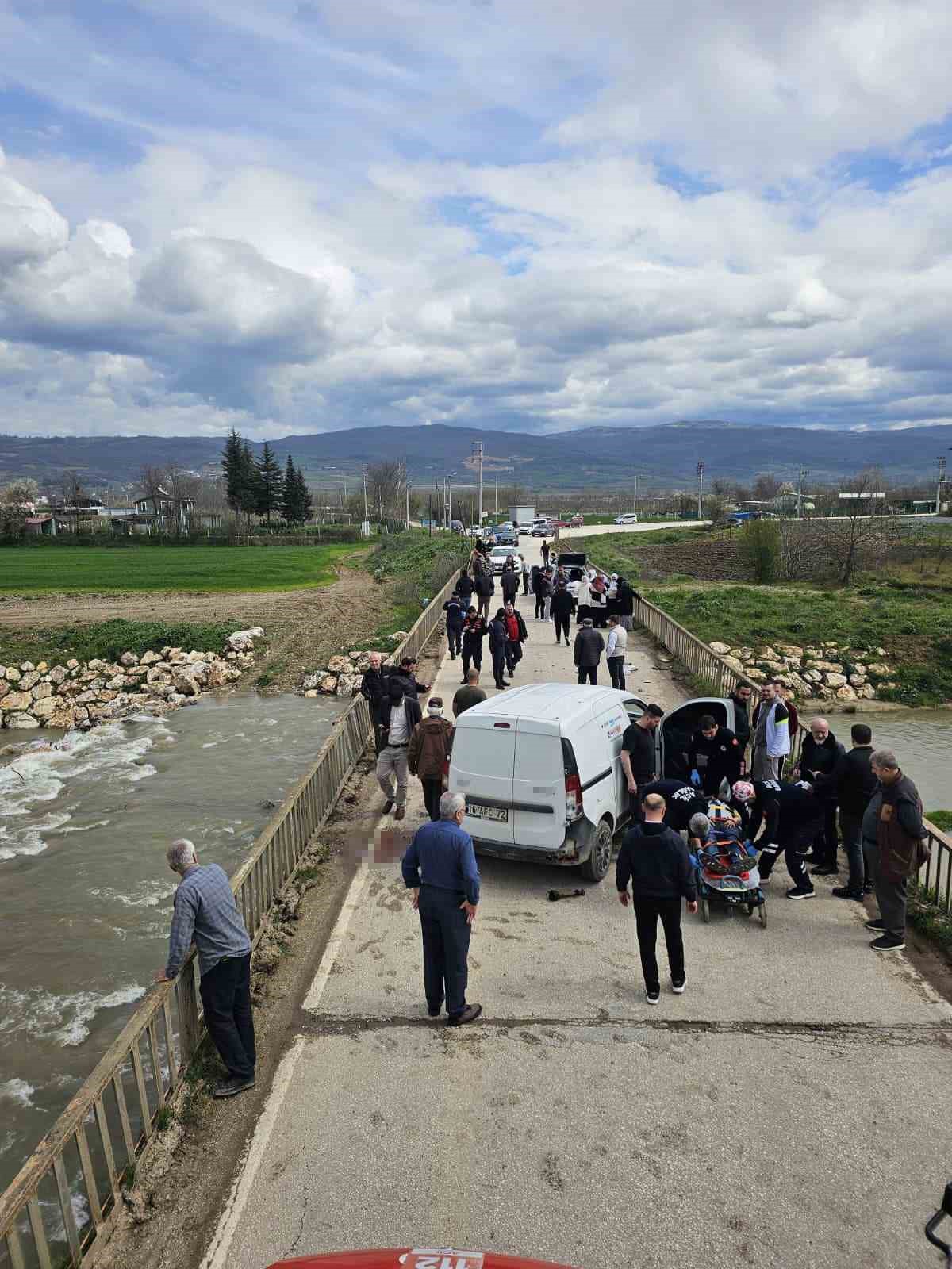 Bursa&rsquo;da 3 ara&ccedil; birbirine girdi, 1&rsquo;i dereye u&ccedil;tu: 4 yaralı

